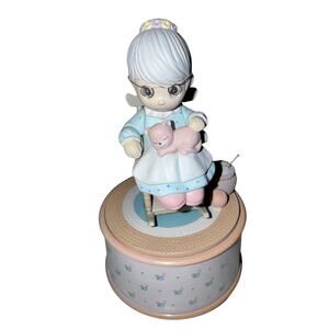 Enesco Precious Moments Grandma Music Box Rocking Chair Knitting Cat Figurine
